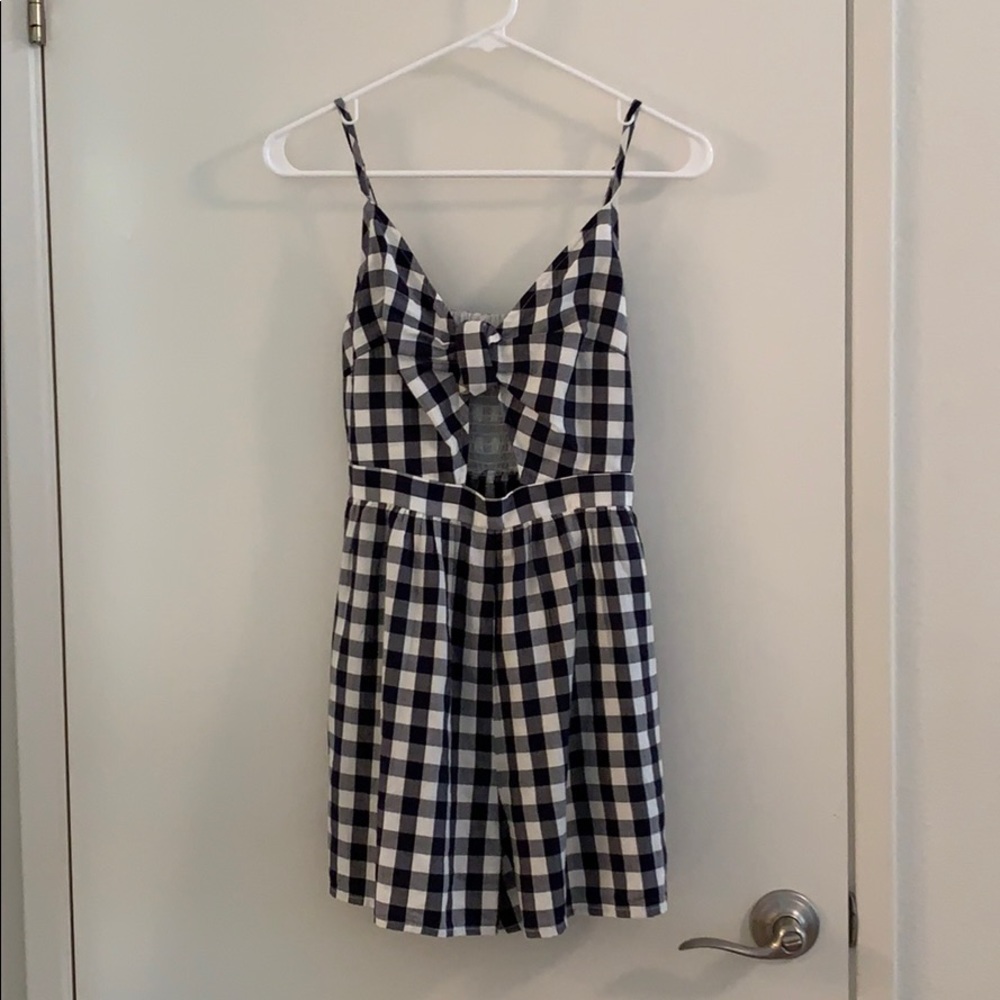 🌸Checkered romper w/cutout detail🌸